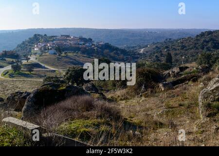 Le village Castelo Mendo vu des montagnes, Almeida district, Portugal. Banque D'Images