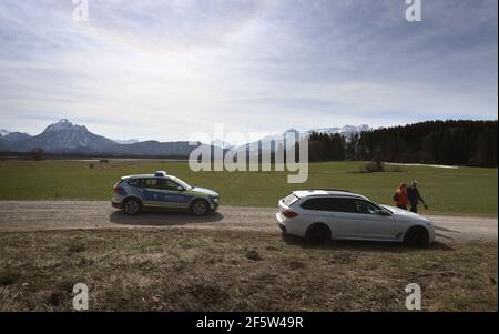 28 mars 2021, Bavière, Füssen : une patrouille de police se déplace le long d'une zone de conservation du paysage au lac Hopfen. De nombreuses excursions ont été attirées au Hopfensee au soleil. Beaucoup d'entre eux sont venus en voiture. Photo : Karl-Josef Hildenbrand/dpa Banque D'Images