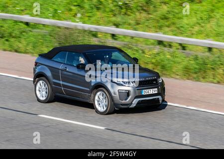 2017 Land Rover Evoque Cabriolet SUV compact de luxe Range Rover Evoque ; circulation automobile de luxe, véhicules en mouvement, voitures, conduite de véhicules sur les routes britanniques, moteurs, conduite sur le réseau routier de l'autoroute M6 en anglais Banque D'Images