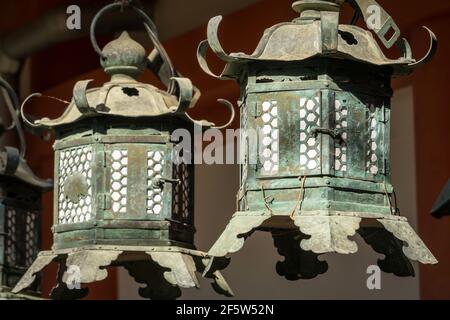 Lanternes japonaises en cuivre ornées suspendues à l'extérieur de Kasuga Taisha ou Grand Sanctuaire un sanctuaire shinto à Nara, Japon Banque D'Images