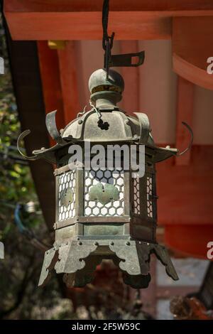 Lanternes japonaises en cuivre ornées suspendues à l'extérieur de Kasuga Taisha ou Grand Sanctuaire un sanctuaire shinto à Nara, Japon Banque D'Images