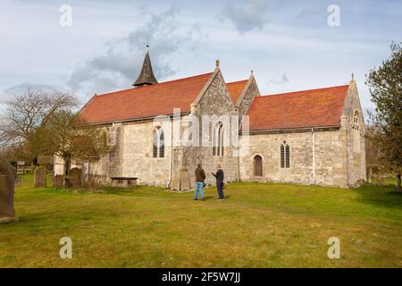 Vue extérieure de l'église paroissiale de All Saints à Ryther, dans le North Yorkshire Banque D'Images