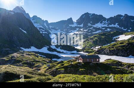 Lac Isvatnet avec glace, montagnes et neige, cabane de montagne Trollfjord Hytta, au Trollfjord, Lofoten, Nordland, Norvège Banque D'Images