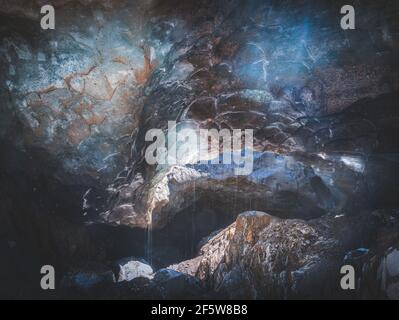 Sous le dôme texturé de glace légère, glace à l'intérieur du glacier d'Alibeksky à Dombai Banque D'Images