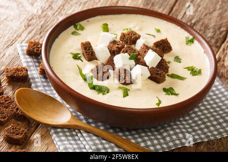 Soupe slovaque traditionnelle demikat servie avec des croûtons dans l'assiette sur la table. Horizontale Banque D'Images
