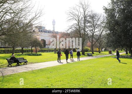 Soleil de début de printemps à Regents Park, nord de Londres, Royaume-Uni Banque D'Images