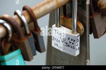 Locks d'amour placé sur le pont de Pero dans le centre-ville de Bristol. Sweethearts place des serrures sur le pont comme des moments importants. Banque D'Images