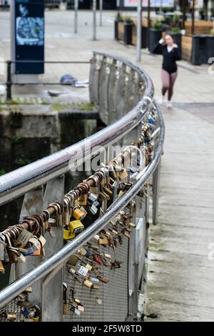 Locks d'amour placé sur le pont de Pero dans le centre-ville de Bristol. Sweethearts place des serrures sur le pont comme des moments importants. Banque D'Images