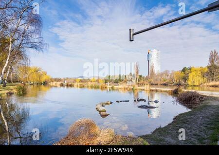 Wien, Vienne: parc Wasserpark, étang de Biologischer Bodenfilter Alte Donau (filtre biologique du sol Vieux Danube), compteur de niveau d'eau (tube), bureau construit Banque D'Images