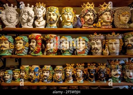 Têtes et décorations en céramique, Taormina, Italie du Sud, Sicile, Italie Banque D'Images