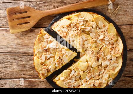 Gâteau invisible Apple Cake présente des dizaines de couches de thinly tranches de pommes maintenues ensemble avec seulement un peu de pâte à gâteau gros plan sur une ardoise Banque D'Images