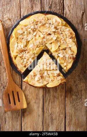 Tarte aux pommes invisible aux amandes, vue rapprochée sur un tableau en ardoise sur la table. Vue verticale du dessus Banque D'Images