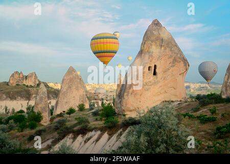 Vol en montgolfière au-dessus de la vallée de Goereme, Anatolie, Anatolie Centrale, ballon à air chaud, Cappadoce, Turquie Banque D'Images