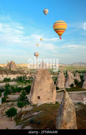 Vol en montgolfière au-dessus de la vallée de Goereme, Anatolie, Anatolie Centrale, ballon à air chaud, Cappadoce, Turquie Banque D'Images