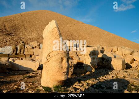 Nemrut Dagi, Kahta, Anatolie, province d'Adiyaman, Nemrud, Têtes de pierre et monticules funéraires du roi Antiochus, sanctuaire funéraire, mémorial, Turquie Banque D'Images