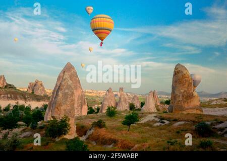 Vol en montgolfière au-dessus de la vallée de Goereme, Anatolie, Anatolie Centrale, ballon à air chaud, Cappadoce, Turquie Banque D'Images