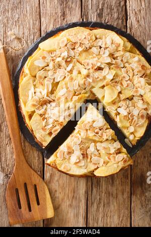 Tarte aux pommes française bateau invisible aux pommes gros plan sur une table en ardoise. Vue verticale du dessus Banque D'Images