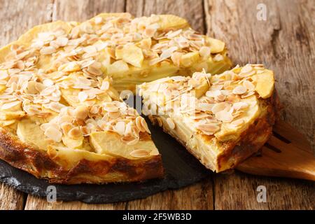 Gâteau invisible Apple Cake présente des dizaines de couches de thinly tranches de pommes maintenues ensemble avec seulement un peu de pâte à gâteau gros plan sur une ardoise Banque D'Images