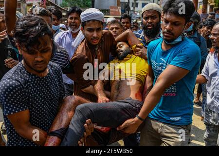 Dhaka, Dhaka, Bangladesh. 28 mars 2021. Une personne, qui a été blessée lors d'affrontements entre la police et les activistes de l'Islam d'Hefazat-e lors d'une grève nationale à la suite d'affrontements mortels avec la police au sujet de la visite du Premier ministre indien Narendra Modis, près de Narayanganj, à Dhaka-Chattogram High Way à Dhaka, au Bangladesh, le 28 mars 2021. Crédit: Zabed Hasnain Chowdhury/ZUMA Wire/Alay Live News Banque D'Images