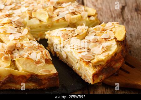 Tarte aux pommes invisible aux amandes, gros plan sur un tableau d'ardoise sur la table. Horizontale Banque D'Images