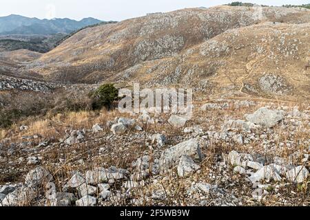 Plateau karst Akiyoshidai après brûlage annuel, Yamaguchi, Japon Banque D'Images