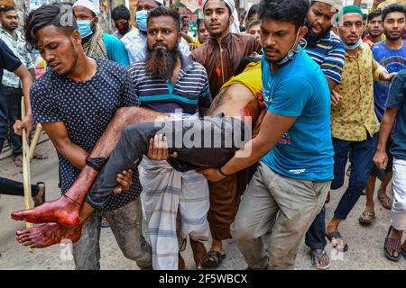 Dhaka, Dhaka, Bangladesh. 28 mars 2021. Une personne, qui a été blessée lors d'affrontements entre la police et les activistes de l'Islam d'Hefazat-e lors d'une grève nationale à la suite d'affrontements mortels avec la police au sujet de la visite du Premier ministre indien Narendra Modis, près de Narayanganj, à Dhaka-Chattogram High Way à Dhaka, au Bangladesh, le 28 mars 2021. Crédit: Zabed Hasnain Chowdhury/ZUMA Wire/Alay Live News Banque D'Images