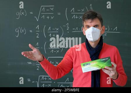 L'enseignant montre le test rapide de l'antigène Corona, devant le tableau noir, l'enseignement face à face, Corona Crisis, Allemagne Banque D'Images