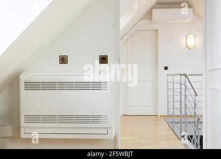 Système de climatisation séparé dans la conversion grenier d'un ancien bâtiment, sur la gauche repos de climatisation ou hyper inverseur, sur la droite ci-dessus Banque D'Images