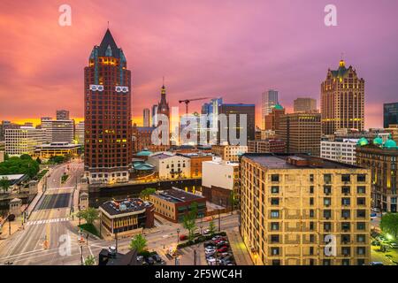 Milwaukee, Wisconsin, États-Unis centre-ville au crépuscule. Banque D'Images