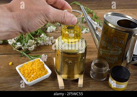 Production pommade jaune et jaune (Calendula officinalis) jaune, jaune (Achillea millefolium) (Millefolii flos) Banque D'Images