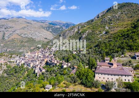 Vue aérienne du village de montagne de Saorge au-dessus de la Vallée de Roya sur la route entre Ventimiglia sur la côte Et le col de Tende Banque D'Images
