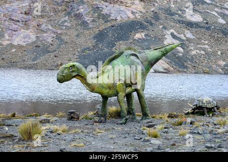 Figure grandeur nature d'un dinosaure au plus haut site du monde, glacier Pastoruri, Cordillera Blanca, province de Recuay, Pérou Banque D'Images