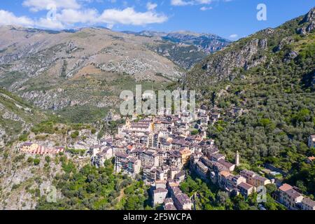 Vue aérienne du village de montagne de Saorge au-dessus de la Vallée de Roya sur la route entre Ventimiglia sur la côte Et le col de Tende Banque D'Images