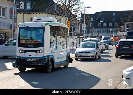 Conduite autonome de bus électriques dans la circulation routière, Monheim am Rhein, Rhénanie-du-Nord-Westphalie, Allemagne Banque D'Images