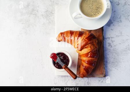 Croissant maison frais servi avec de la confiture, concentré sélectif Banque D'Images