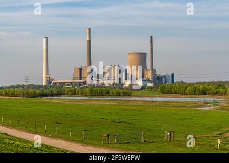 Rheinberg, Rhénanie-du-Nord-Westphalie, Allemagne - 16 avril 2020 : vue sur le Rhin à Orsoy, avec la centrale électrique de Voerde en arrière-plan Banque D'Images