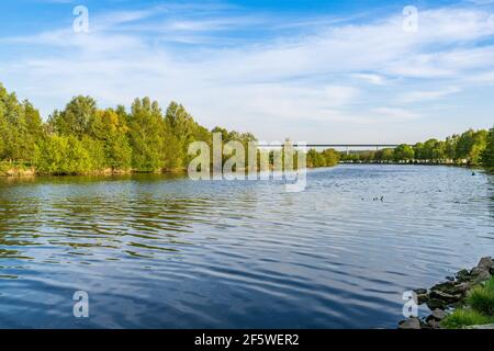 Muelheim an der Ruhr, Rhénanie-du-Nord-Westphalie, Allemagne - 24 avril 2020: Vue sur la Ruhr avec un camping et le pont autoroutier dans le backgrou Banque D'Images