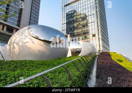 shanghai, Chine. 3 octobre 2015. Grandes sculptures d'art réfléchissantes à l'extérieur d'un complexe d'appartements, du côté Puxi de shanghai en Chine, par une journée sans nuages. Banque D'Images