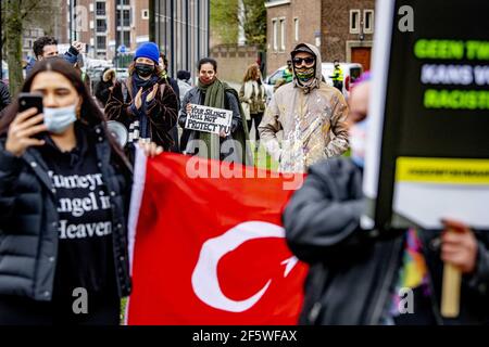 Le 28 mars 2021, des manifestants manifestent à un commissariat de police contre le racisme à Rotterdam (pays-Bas) en exigeant le renvoi de cinq policiers qui ont exprimé leur expression raciste dans des groupes APP. Le mois dernier, une enquête a révélé que cinq policiers de Rotterdam ont eu recours à des remarques offensives et désobligeantes à l'encontre d'immigrants appartenant à un groupe WhatsApp. Malgré la condamnation des policiers pour leurs actions, de nouveaux rapports ont révélé qu'ils allaient au-delà de ces expressions, disant "un turc de moins" à propos de Humeyra Ergincanlı, 16 ans, qui a été assassiné en 2018. Photo de Robi Banque D'Images