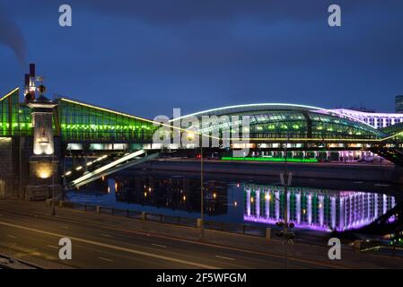 Vue sur le pont coloré Bogdan Khmelnitsky illuminé la nuit Réflexion dans la rivière Moskova la nuit Banque D'Images