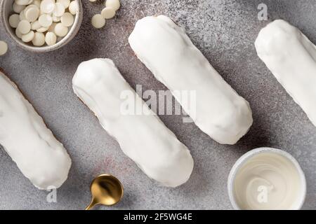 eclairs fraîchement cuits recouverts de chocolat blanc Banque D'Images