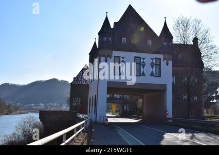 Oberburg Kobern-Gondorf avec route principale et piste cyclable Banque D'Images
