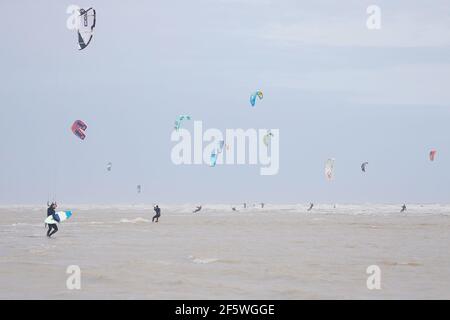 Camber, East Sussex, Royaume-Uni. 28 mars 2021. Météo au Royaume-Uni : le vent s'est ramassé, ce qui est idéal pour ces surfeurs de cerf-volant qui profitent des conditions de brouillements sur la côte sud à Camber dans l'est du Sussex. Crédit photo : Paul Lawrenson /Alay Live News Banque D'Images