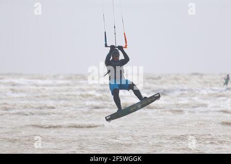 Camber, East Sussex, Royaume-Uni. 28 mars 2021. Météo au Royaume-Uni : le vent s'est ramassé, ce qui est idéal pour ces surfeurs de cerf-volant qui profitent des conditions de brouillements sur la côte sud à Camber dans l'est du Sussex. Crédit photo : Paul Lawrenson /Alay Live News Banque D'Images