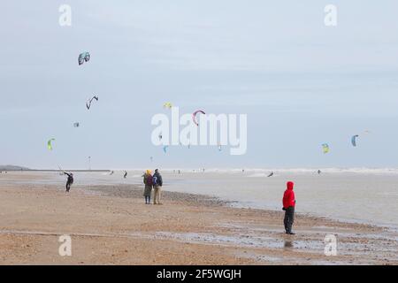 Camber, East Sussex, Royaume-Uni. 28 mars 2021. Météo au Royaume-Uni : le vent s'est ramassé, ce qui est idéal pour ces surfeurs de cerf-volant qui profitent des conditions de brouillements sur la côte sud à Camber dans l'est du Sussex. Crédit photo : Paul Lawrenson /Alay Live News Banque D'Images