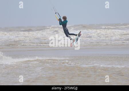 Camber, East Sussex, Royaume-Uni. 28 mars 2021. Météo au Royaume-Uni : le vent s'est ramassé, ce qui est idéal pour ces surfeurs de cerf-volant qui profitent des conditions de brouillements sur la côte sud à Camber dans l'est du Sussex. Crédit photo : Paul Lawrenson /Alay Live News Banque D'Images