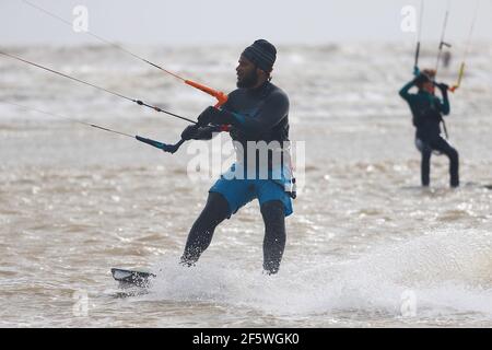 Camber, East Sussex, Royaume-Uni. 28 mars 2021. Météo au Royaume-Uni : le vent s'est ramassé, ce qui est idéal pour ces surfeurs de cerf-volant qui profitent des conditions de brouillements sur la côte sud à Camber dans l'est du Sussex. Crédit photo : Paul Lawrenson /Alay Live News Banque D'Images