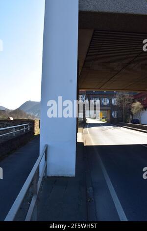 Oberburg Kobern-Gondorf avec route principale et piste cyclable Banque D'Images