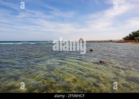 Vue sur le paysage de la plage tropicale vide abandonnée au bord de la mer côtière station ville en egypte afrique avec de vieux vestiges romains de port Banque D'Images