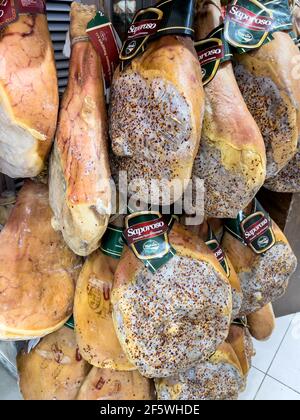 Bracciano, Rome, Italie - 26 mars 2021 : jambon de montagne fumé accroché, produits typiques de l'Ombrie produits par Nursia Banque D'Images